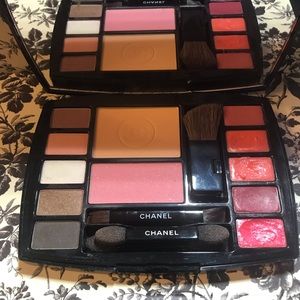 Chanel Travel makeup palette in Destination